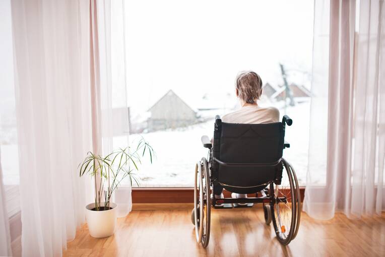 Dürfen Pflegende Angehörige aus dem Zimmer schicken? Unsere Fachanwältin für Arbeits- und Medizinrecht, Isabel Romy Bierther, gibt Antwort. 