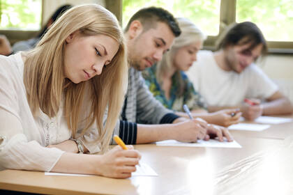 Seit 2021 gibt es ein berufsbegleitendes Pflegestudium in Sachsen.  Seit 2021 gibt es ein berufsbegleitendes Pflegestudium in Sachsen.