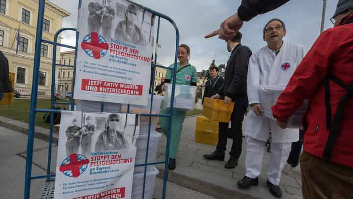 Unterschriften gegen Pflegenotstand übergeben