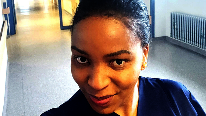 Eine Pflegefachperson erzählt, warum sie aus Kenia nach Deutschland kam, welche Hürden sie überwinden musste und wie sie heute anderen hilft, in der Pflege Fuß zu fassen.