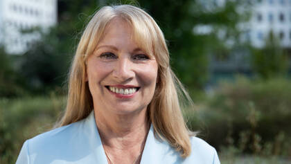 Gesundheitsministerin Petra Köpping (SPD) drängt auf mehr Tempo bei der Anerkennung ausländischer Abschlüsse. Gesundheitsministerin Petra Köpping (SPD) drängt auf mehr Tempo bei der Anerkennung ausländischer Abschlüsse.