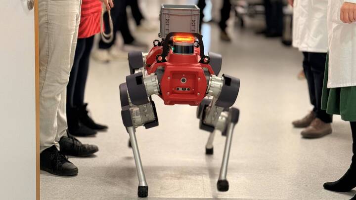 Der Roboterhund HELIA soll Pflegepersonal am Uniklinikum Würzburg entlasten – etwa bei Dokumentation, Visiten und Datenerhebung. Ein Forschungsprojekt testet Sprachsteuerung, Dokumentation und ethische Aspekte.
