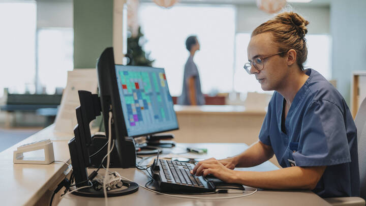 Eine qualitative Studie aus Hannover in Pflegeeinrichtungen zeigt: Pflegende profitieren von digitaler Dokumentation, während viele Bewohnende digitale Gesundheitsinformationen kaum nutzen können.