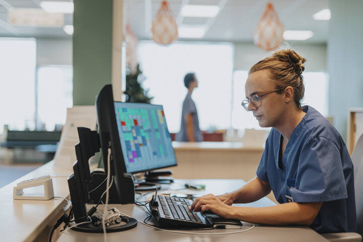 Ein aktuelles Strategiepapier fordert verbindliche digitale Kompetenzen in der Pflege – von Ausbildung bis Praxis. Unterdessen kritisiert das "Verbändebündnis Digitalisierung in der Pflege" den Entwurf für ein Digitalgesetz.