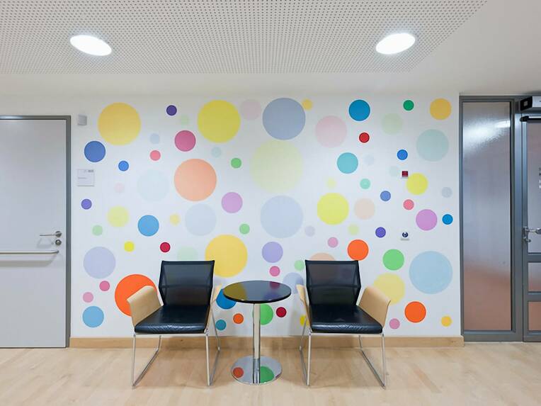 Stuttgarter Robert-Bosch-Krankenhaus setzt gezielt Kunst ein zur Unterstützung der Heilung und der Förderung des Wohlbefindens.