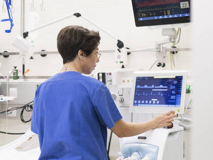 Pflegefachpersonen spielen bei der kontinuierlichen Nierenersatztherapie eine Schlüsselrolle: Sie sichern durch Vorbereitung, Überwachung und rasches Handeln bei Komplikationen eine individuelle und sichere Dialysebehandlung.