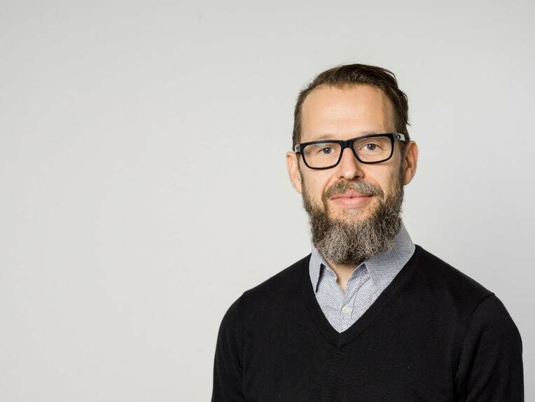 Über den Personalbedarf in der stationären Langzeitpflege und die Auswirkungen auf die Pflegequalität.