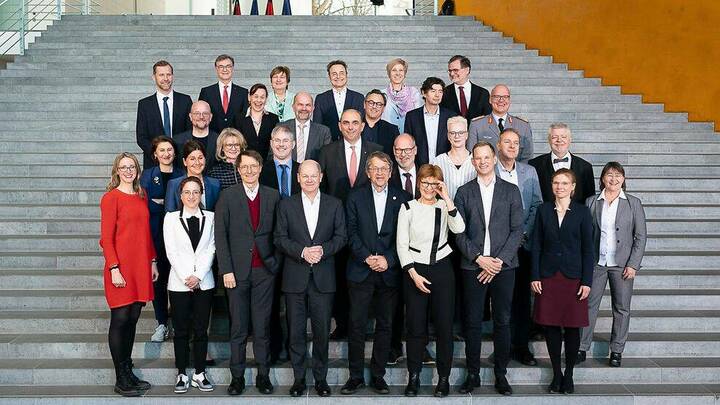 Mitarbeit an einer Zukunftsaufgabe: Bundeskanzler Olaf Scholz und Bundesgesundheitsminister Karl Lauterbach mit dem ExpertInnenrat Gesundheit und Resilienz.