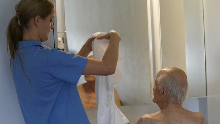 Altenpflege: Arbeitgeber rufen Verdi zu Tarifverhandlungen auf