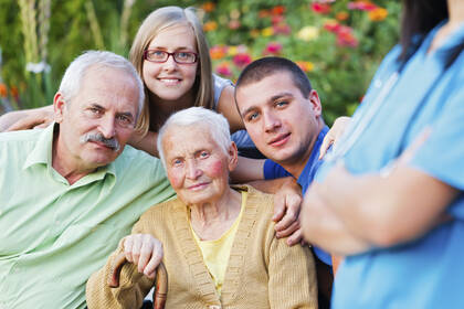 Ein Gutachten zur Pflegestrukturplanung zeigt: Kommunen brauchen mehr Ressourcen, Daten und Gestaltungsspielräume. Pflegebevollmächtigte Katrin Staffler fordert bundesweit verbindliche Planungsvorgaben für eine zukunftssichere Versorgung.