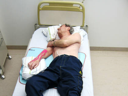 Mittels gezielter Positionierung und Bewegungsförderung ist es möglich, die verursachenden Steifigkeiten in der Frühphase eines Schlaganfalls zu lösen.