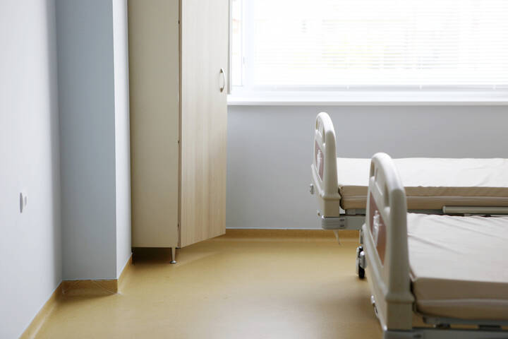 Personalmangel und Finanzierungsprobleme führen zu weniger Pflegeplätzen. Das sei "äußerst bedenklich" warnt die BWKG. 