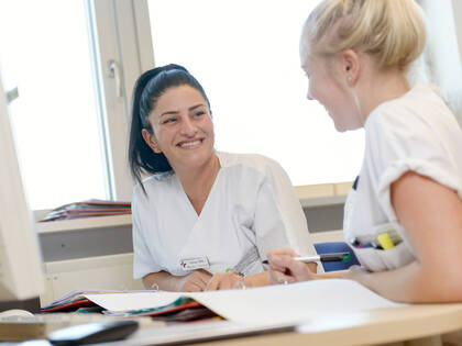 Auf Nurse-led Units betreuen Pflegefachpersonen medizinisch stabile Patienten eigenverantwortlich; Ärzte sind kaum ein­gebunden. 