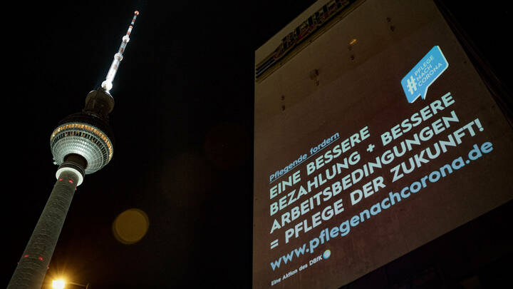 Der DBfK hat pflegepolitische Forderungen an die Fassaden unterschiedlicher Berliner Institutionen projiziert und will so die Politik zum Handeln bringen.