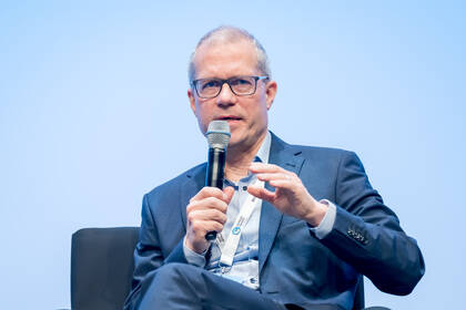 Das Pflegebudget treibt die Kosten in Kliniken massiv nach oben – von 14,6 auf 22 Milliarden Euro. Der Krankenhaus Rating Report 2024 fordert: Zurück zur Fallpauschale.