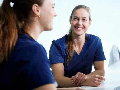 Das Universitätsklinikum Augsburg will psychisch-emotionalen Belastungen aktiv entgegenwirken und baut deshalb ein kollegiales Unterstützungsnetzwerk auf. 