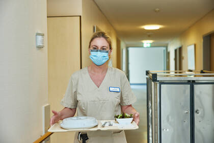 Klinik-Betriebsräte und Gewerkschaft Verdi kritisieren, dass aufgrund einer Änderung im Pflegebudget Servicetätigkeiten auf Pflegefachpersonen übertragen werden.   Klinik-Betriebsräte und Gewerkschaft Verdi kritisieren, dass aufgrund einer Änderung im Pflegebudget Servicetätigkeiten auf Pflegefachpersonen übertragen werden.