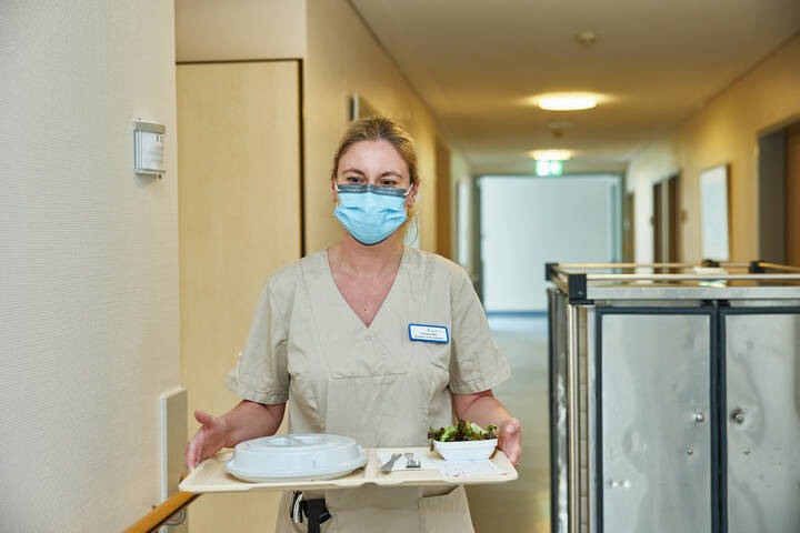Klinik-Betriebsräte und Gewerkschaft Verdi kritisieren, dass aufgrund einer Änderung im Pflegebudget Servicetätigkeiten auf Pflegefachpersonen übertragen werden.  
