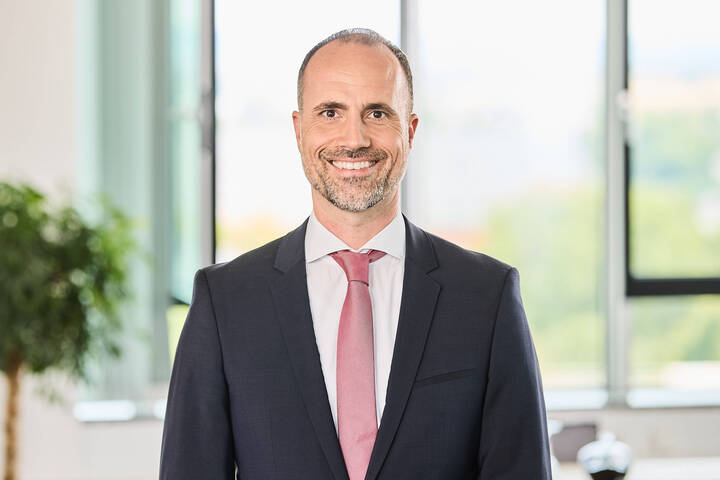 Gesundheitsminister Clemens Hoch verlangt von der Pflegekammer jetzt Erklärungen.