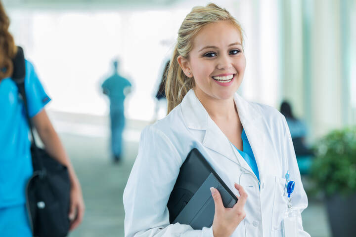 Nach Angaben des DBfK muss "massiv" in Bildung und Studiengänge sowie "angemessene" Gehälter investiert werden.