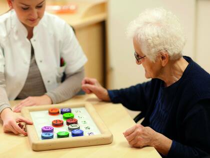 Neue Leitlinie: Was bei Demenz hilfreich ist