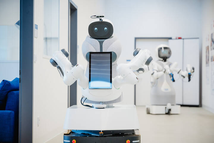 Die TUM stellt eine neue Generation des Pflege-Assistenzroboters Garmi vor. Der Roboter soll Pflegekräfte entlasten und Pflegebedürftige unterstützen.