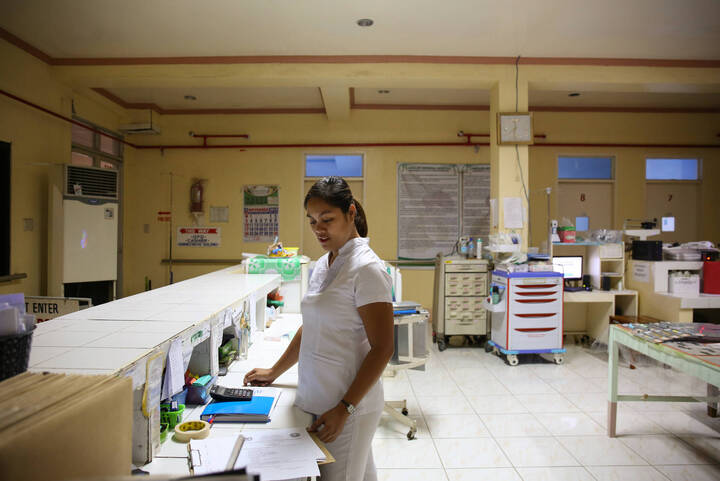 Das US-Bildungsministerium plant Einschränkungen von Studienkrediten für Pflegeprogramme. Die Amerikanische Vereinigung der Hochschulen für Krankenpflege, AACN, warnt vor Folgen für die Fachkräftesicherung.