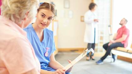 Die Katholische Hochschule Mainz erprobt den Einsatz masterqualifizierter Pflegefachpersonen in der hausarztnahen Versorgung multimorbider Patienten.