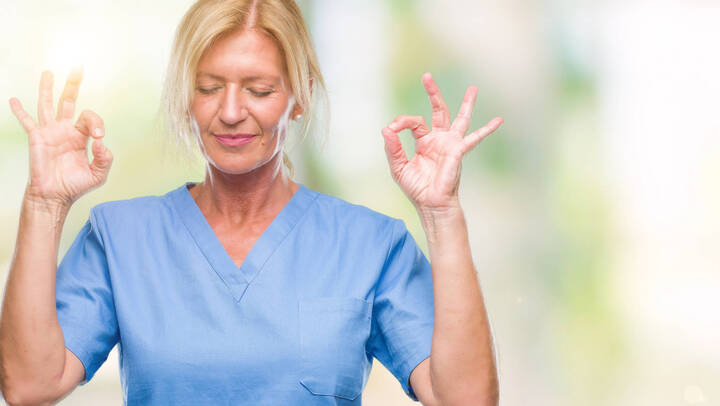 Stress gehört zum Pflegealltag – doch was hilft, wenn selbst Mikropausen nicht möglich sind? Diese fünf Selbstregulationstricks wirken mitten im Einsatz und stabilisieren das Nervensystem schnell und effektiv. Sie helfen, klar zu bleiben, bis wieder echte Ruhe möglich ist.