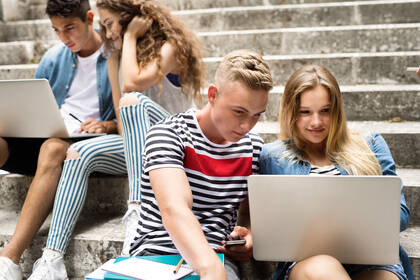 Junge Pflegefachpersonen im DBfK machen sich für eine praxisnahe Weiterentwicklung der generalistischen Ausbildung stark – und warnen vor politischen Rückschritten. Junge Pflegefachpersonen im DBfK machen sich für eine praxisnahe Weiterentwicklung der generalistischen Ausbildung stark – und warnen vor politischen Rückschritten.