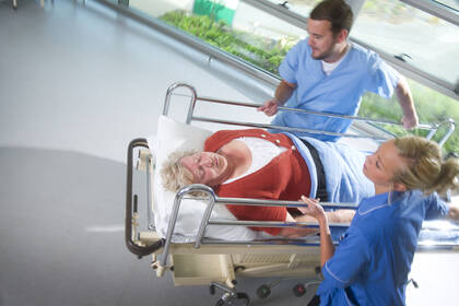 Die Bundesregierung will Gewalt gegen Pflegekräfte und medizinisches Personal künftig strenger ahnden. Ein Gesetzentwurf soll im Herbst vorgelegt werden. Die Bundesregierung will Gewalt gegen Pflegekräfte und medizinisches Personal künftig strenger ahnden. Ein Gesetzentwurf soll im Herbst vorgelegt werden.