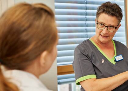 In der Praxis ist zunehmend zu beobachten, dass die Umsetzung der Vorbehaltsaufgaben zur kleinteiligen Tätigkeitsfixierung führt – anstatt zur beabsichtigten eigenverantwortlichen Steuerung komplexer Pflegeprozesse.