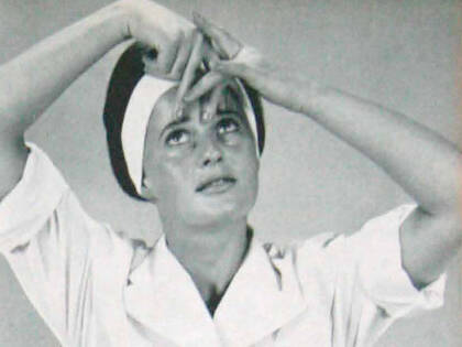 In den 1960er‑Jahren gab die Zeitschrift Beautytipps für Pflegeschwestern – von Gesichtsgymnastik mit Bleistift bis hin zu Massage‑ und Trommelübungen gegen Falten. Ein kurioses Zeitdokument der Pflegegeschichte.