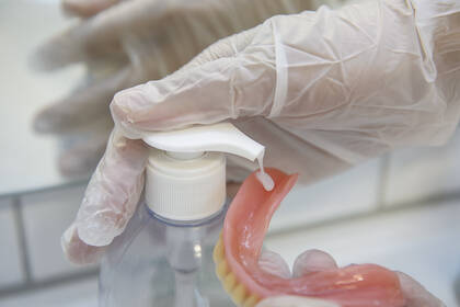 Neue Leitlinie zur zahnmedizinischen Betreuung im Alter hebt die Schlüsselrolle von Pflegenden hervor – von täglicher Mundpflege bis zur interdisziplinären Zusammenarbeit.