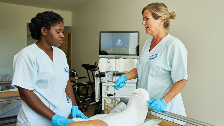 Zur schnelleren Anerkennung ausländischer Pflegefachpersonen hat der Deutsche Pflegerat (DPR) in einem neuen Positionspapier die Einführung einer "gesetzlichen Kompetenzvermutung" vorgeschlagen. 