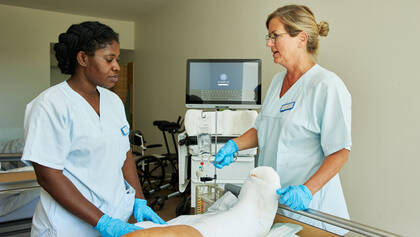 Zur schnelleren Anerkennung ausländischer Pflegefachpersonen hat der Deutsche Pflegerat (DPR) in einem neuen Positionspapier die Einführung einer "gesetzlichen Kompetenzvermutung" vorgeschlagen. 