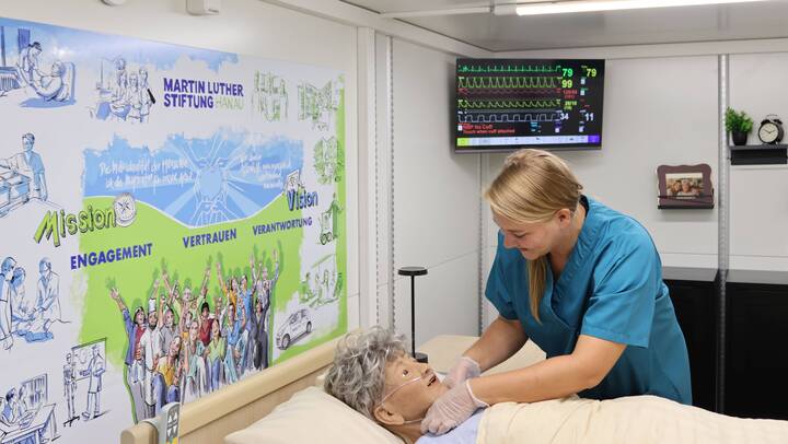 Mobiles Skills Lab bringt Simulationstraining in die Altenpflege