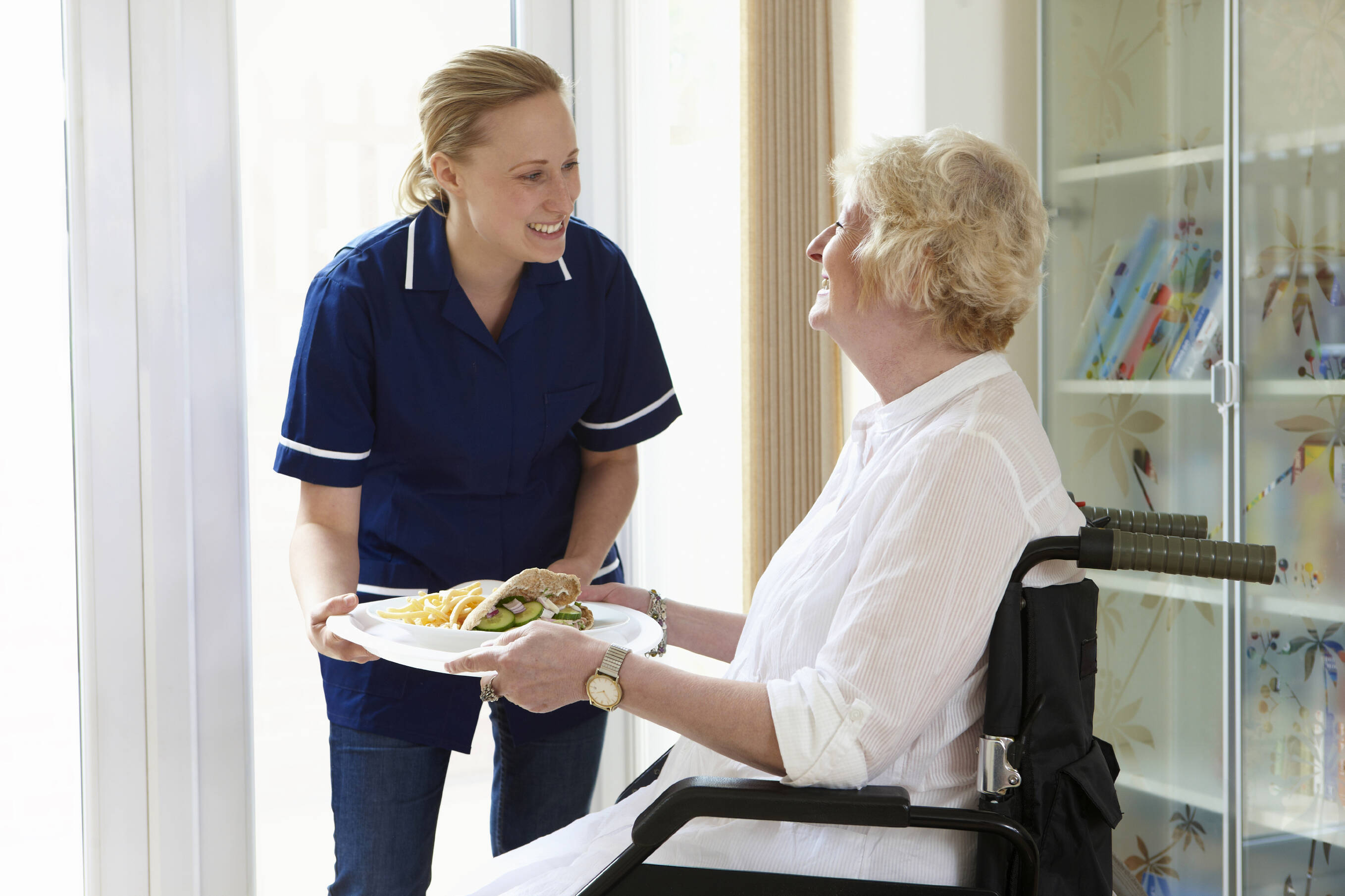 сестринское дело. медсестра и пациент с онкологией. врач и пациент. медсестра с препаратами. пациент в стационаре.