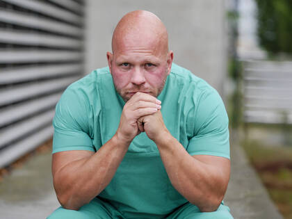 Ricardo Lange zählt seit 2021 zu den bekanntesten Pflegefachpersonen in Deutschland. Heute arbeitet er als Corporate Influencer und spricht über seine neue Rolle und die Wirkung seiner Reichweite in den sozialen Medien.