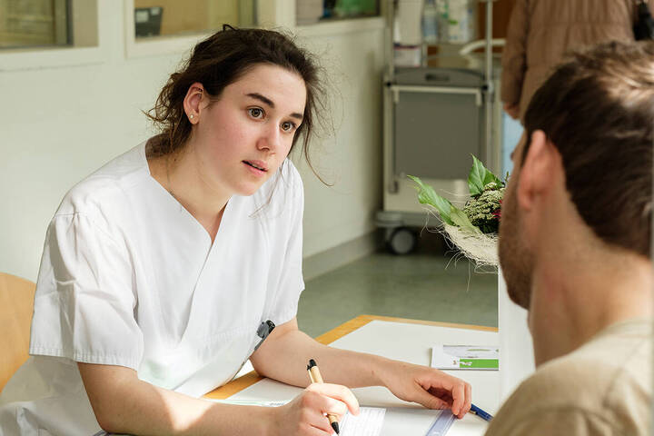 Stoma im Pflegealltag: Grundlagen zu Stomaarten, Hautschutz, Pflegepraxis und wann spezialisierte Unterstützung sinnvoll ist.