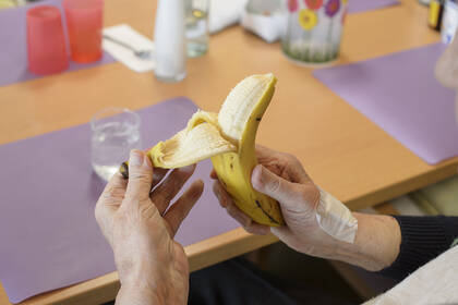 Das Forschungsprojekt Nutri-Sense untersucht, wie Ernährung und Flüssigkeitsversorgung in Pflegeheimen digital unterstützt und kultursensibel gestaltet werden können. 