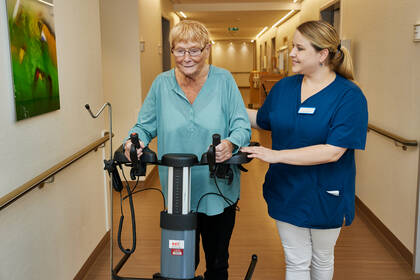 Kostenexplosion stoppen und Pflegeleistungen ausbauen – das fordert ein breites Bündnis anlässlich eines aktuellen Gutachtens.  Kostenexplosion stoppen und Pflegeleistungen ausbauen – das fordert ein breites Bündnis anlässlich eines aktuellen Gutachtens.