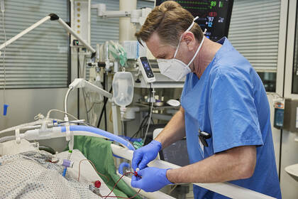 Pflegepersonal auf Intensivstationen ist stark belastet – Zufriedenheit hängt vom Betreuungsschlüssel, der Berufserfahrung und strukturellen Rahmenbedingungen ab. Pflegepersonal auf Intensivstationen ist stark belastet – Zufriedenheit hängt vom Betreuungsschlüssel, der Berufserfahrung und strukturellen Rahmenbedingungen ab.