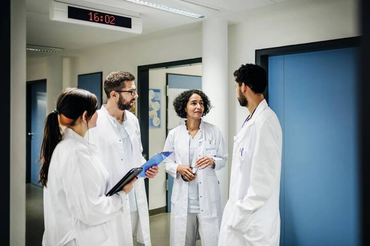 Pflegefachpersonen sollen nicht ärztliche Aufgaben übernehmen und so bei der Versorgung chronisch kranker Patienten unterstützen.
