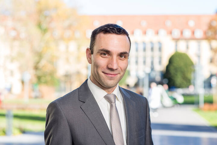 Universitätsklinikum Freiburg: André Doherr wird ab Januar 2026 Stellvertretender Pflegedirektor und folgt auf Stefanie Bieberstein.