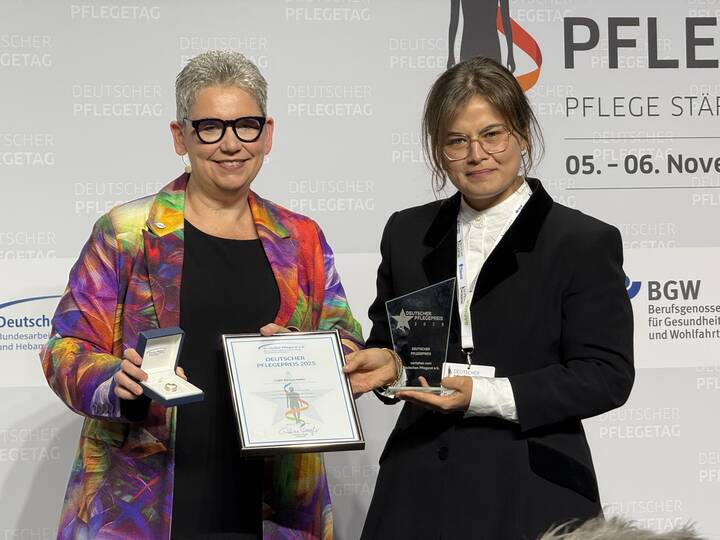 DPR-Präsidentin Christine Vogler (li.) überreichte Cagla Kurtcu den Deutschen Pflegepreis 2025.
