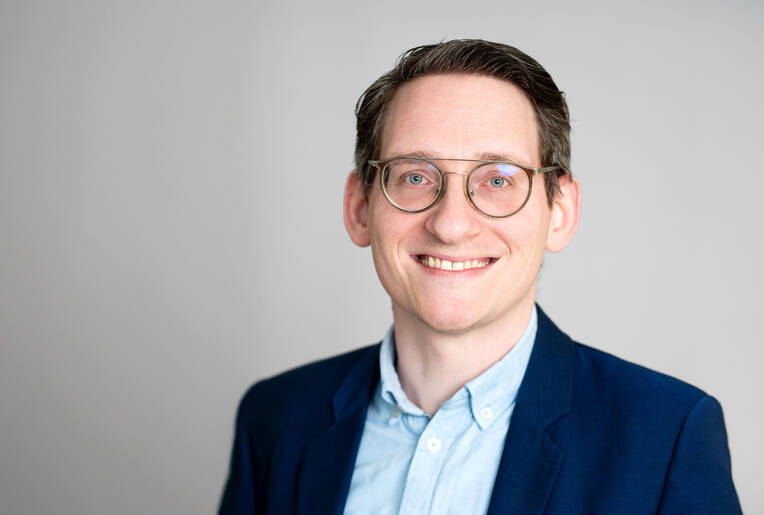 Das Pflegebudget hat seit 2020 für mehr Pflegepersonal in deutschen Kliniken gesorgt – doch die hohen Kosten rufen Kritiker auf den Plan. Gesundheitsökonomen plädieren für eine Abschaffung, Pflegemanager Arne Evers warnt vor den Folgen und schlägt Alternativen vor.