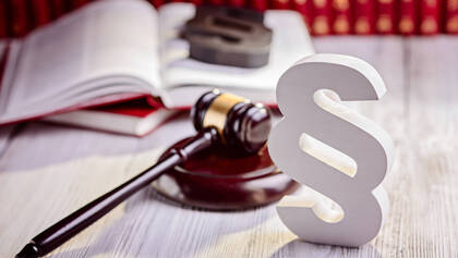 Nach dem Tod eines Mädchens in einer Klinik stehen ein Arzt und eine Krankenschwester vor Gericht. Die Staatsanwaltschaft sieht Verstöße gegen die Sorgfaltspflicht beim Umgang mit der Patientin. Nach dem Tod eines Mädchens in einer Klinik stehen ein Arzt und eine Krankenschwester vor Gericht. Die Staatsanwaltschaft sieht Verstöße gegen die Sorgfaltspflicht beim Umgang mit der Patientin.