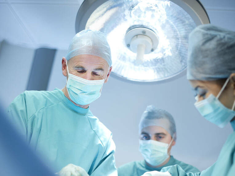 Zweite Assistenz im OP: Dürfen Pflegekräfte übernehmen?