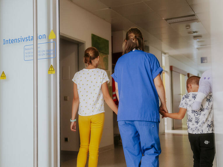 Wie der Besuch von Kindern auf der Intensivstation für alle Beteiligten positive Auswirkungen haben kann. 